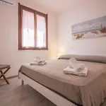 Guesthost - Lovely Sea View With Balcony