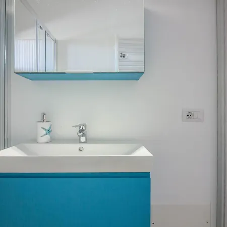 Guesthost - Lovely Sea View With Balcony *